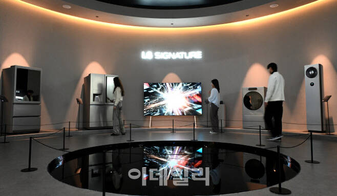 24일부터 나흘간 서울 코엑스에서 열리는 제54회 한국전자전에서 관람객들이 초(超)프리미엄 가전 ‘LG 시그니처’의 예술적인 디자인을 감상하고 있다. (사진=LG전자)