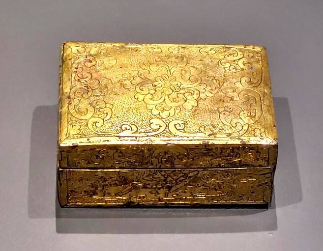 수구다라니 경문이 들어있던 금동제 경합. 무기 든 신상이 측면 사방으로 오목새김되었다. 노형석 기자