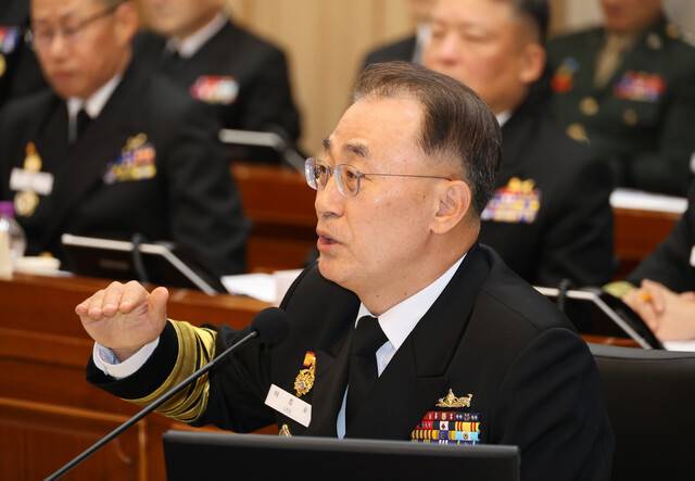 24일 충남 계룡대에서 열린 국회 국방위원회의 해군본부에 대한 국정감사에서 이종호 해군참모총장이 답변하고 있다. 연합뉴스