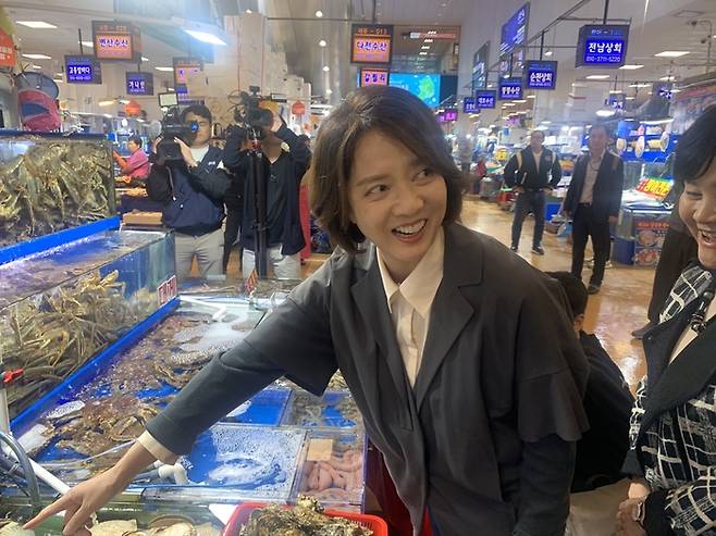 24일 서울 노량진수산시장을 방문한 이영 중기부 장관이 상인들과 담소를 나누고 있다. <김동은기자>