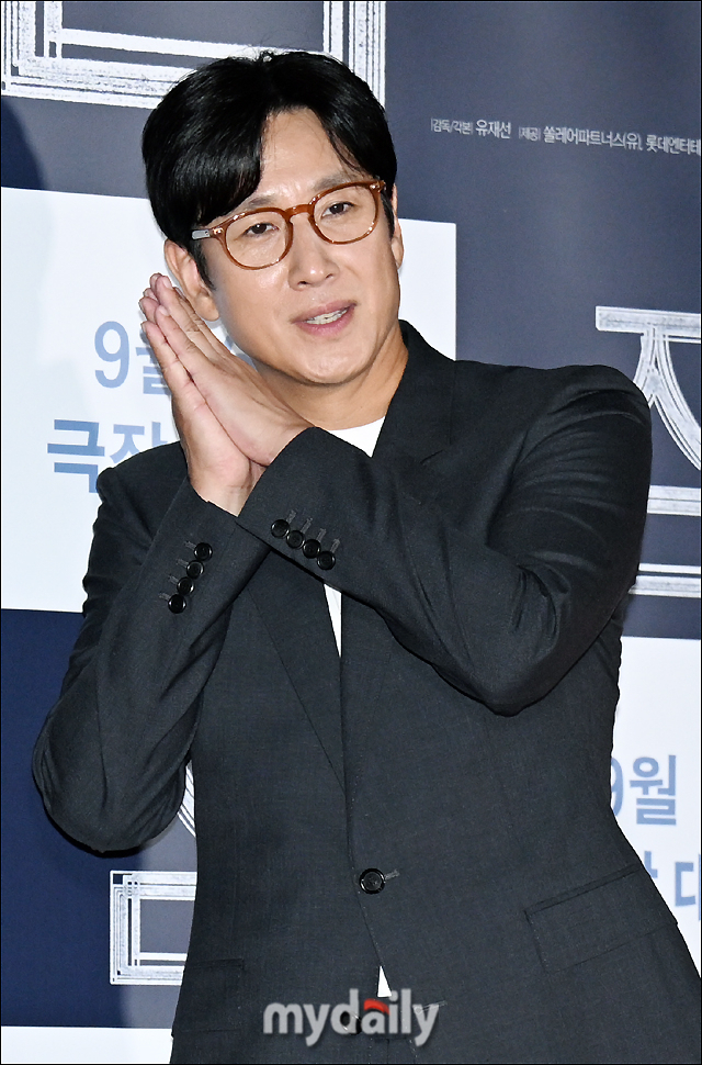 How did actor Lee Sun Gyun, 48,s Drug Oral administration charge get caught by the Police? the story behind it.According to the Police on the 24th, the Incheon Police Agencys metropolitan Susa University recently confirmed that Lee Sun Gyun was involved while Susa was conducting drug intelligence related to Nightlife, a membership system that has been operating on a membership basis for high-income earners.Lee Sun Gyun has been accused of illegal inhalation and oral administration of drugs such as hemp and psychotropic medicines several times in the Seoul home of the Nightlife employee A (29) from the beginning of this year until recently.A is one of the people Lee Sun Gyun accused of harming 350 million won due to blackmail. Currently, he is arrested for alleged illegal oral administration of methamphetamine.Police believe Lee Sun Gyun has Oral administration of at least two kinds of psychotropic medicines as well as hemp.Psychotropic medicines include amphetamines, ketamine, zolpidem, and propofol.Police will ask Lee Sun Gyun to attend in the near future, and will check the type and frequency of specific Drug Oral administration through reagent tests.Lee Sun Gyuns lawyer, Park Sung-chul, a lawyer at the law firm Jipyeong, said in an interview with the media on the 23rd, I recently met Lee Sun Gyun and had a brief meeting. Lee Sun Gyun is a chaebol 3-year-old A, I do not know at all, he said.It is difficult to say yet, he said. I will be sincerely investigated by the police.Lee Sun Gyuns agency, Walnut & Yoo Entertainment, said on the 20th, We are checking the exact facts about the allegations being raised, adding, We will also faithfully work with Susa and others of the Susa agency that can proceed in the future.Meanwhile, the police have arrested three people including Lee Sun Gyun and A in connection with the case, and the remaining five are under investigation (pre-entry investigation).Among the five internal envoys were Hwang Ha-na, the only granddaughter of Namyang Dairys founder, Han Seo-hee, a former idol trainee, and composer Jung Da-eun (Lee Tae-kyun after her renaming).However, they only came up with names in the process of investigating another person involved in the case, but the charges were not specifically revealed.