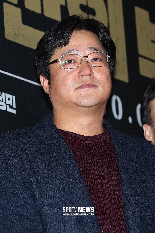 Actor Yoo Jae-myung was in a terrible situation where most of his next work was blocked by successive issues of fellow actors.First, on the 20th, it was revealed that Actor Lee Sun Gyun was undergoing drug-related intervention, and a red light was turned on in the drama No Lee Jin-hyuk In-N-Out Burger where Yoo Jae-myung and Lee Sun Gyun were scheduled to breathe.Three days after the controversy, the production team of No Lee Jin-hyuk In-N-Out Burger said on the 23rd, It was expected to take a considerable amount of time for the situation to be cleared up shortly after something unsavory happened on Lee Sun Gyun Actors side last week, so I inevitably hinted at getting off.The production company has accepted Actors position in agreement with management; currently Photo shot is on schedule and not postponed, he explained.No Lee Jin-hyuk In-N-Out Burger has already entered the first photo shot in the middle of this month.Fortunately, Lee Sun Gyun, who was deeply involved in the photo shoot as a starring actor before the photo shoot, was charged with drug administration such as hemp, and the incident became bigger.Photo The damage caused by shot disruptions and replacement casting has become inevitable.In addition, Lee Sun Gyun and Yoo Jae-myung cooperated with each other in the movie The Land of Happiness, which was coordinating the openness schedule in the second half of this year or the first half of next year.Unlike No Lee Jin-hyuk In-N-Out Burger, this work has already finished the photo shot. I was considering the openness this year, but I can not promise it now.Even Yoo Jae-myungs openness movie Firefighter was delayed due to actor Kwak Do-wons controversy.Kwak Do-won was arrested on suspicion of drunk driving in Jeju Island last September.Firefighter, a movie based on the fire in Hongje-dong in 2001, also has no openness plan this year.Yoo Jae-myungs other film You and My Season is also opaque in openness.Yoo Jae-myung and Jin Seon-gyu appeared in the film about the story of two musicians, Jae-ha Yoo and Kim Hyun-sik, who are still loved even after leaving the world.Among them, actor Kim Dong-hee, who plays Jae-ha Yoo, has been unable to schedule an openness as he has suspended his activities due to allegations of school violence.You and My Season is also a work that completed the photo shot between 2020 and 2021.The movie Ghost starring Kim Dong-hee was able to openness in a way that greatly reduced the amount, but Kim Dong-hee of You and My Season is also a two-star lead that can not be relieved by editing, just as it can not relieve the infant of game.In the end, Yoo Jae-myung is saddened by the fact that the release of at least three or four works will be damaged by the successive issues of the partners.It is a wonderful situation where the placenta of the result is not exposed even though it has been ten days for several years.Yoo Jae-myung is also waiting for fans to see what works they can meet first as they appear in films such as Harbin, Bikwang, SAT, Secret of Exam.
