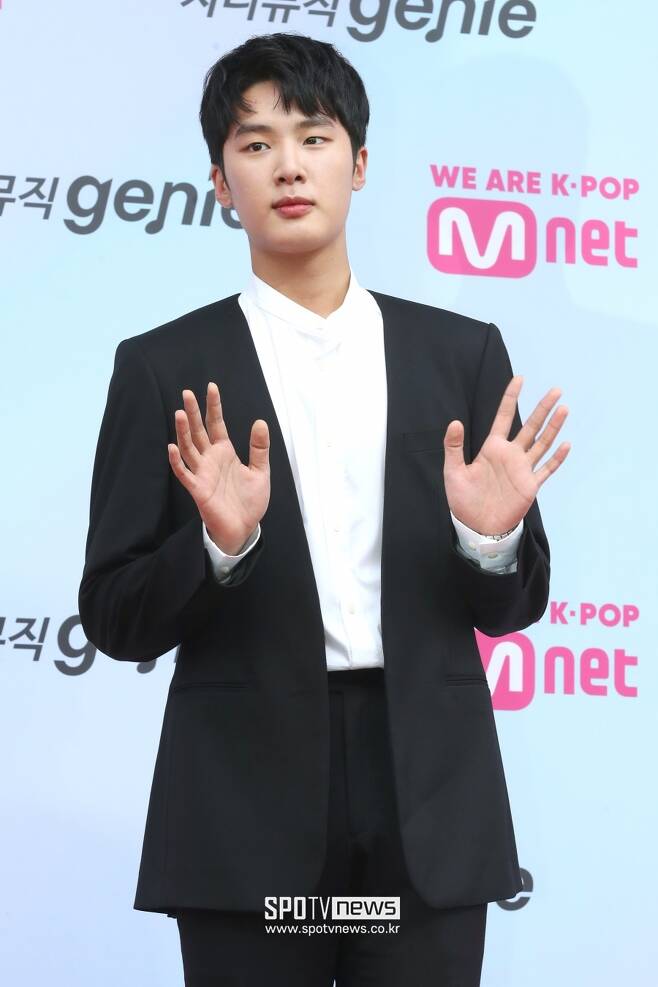 Actor Yoo Jae-myung was in a terrible situation where most of his next work was blocked by successive issues of fellow actors.First, on the 20th, it was revealed that Actor Lee Sun Gyun was undergoing drug-related intervention, and a red light was turned on in the drama No Lee Jin-hyuk In-N-Out Burger where Yoo Jae-myung and Lee Sun Gyun were scheduled to breathe.Three days after the controversy, the production team of No Lee Jin-hyuk In-N-Out Burger said on the 23rd, It was expected to take a considerable amount of time for the situation to be cleared up shortly after something unsavory happened on Lee Sun Gyun Actors side last week, so I inevitably hinted at getting off.The production company has accepted Actors position in agreement with management; currently Photo shot is on schedule and not postponed, he explained.No Lee Jin-hyuk In-N-Out Burger has already entered the first photo shot in the middle of this month.Fortunately, Lee Sun Gyun, who was deeply involved in the photo shoot as a starring actor before the photo shoot, was charged with drug administration such as hemp, and the incident became bigger.Photo The damage caused by shot disruptions and replacement casting has become inevitable.In addition, Lee Sun Gyun and Yoo Jae-myung cooperated with each other in the movie The Land of Happiness, which was coordinating the openness schedule in the second half of this year or the first half of next year.Unlike No Lee Jin-hyuk In-N-Out Burger, this work has already finished the photo shot. I was considering the openness this year, but I can not promise it now.Even Yoo Jae-myungs openness movie Firefighter was delayed due to actor Kwak Do-wons controversy.Kwak Do-won was arrested on suspicion of drunk driving in Jeju Island last September.Firefighter, a movie based on the fire in Hongje-dong in 2001, also has no openness plan this year.Yoo Jae-myungs other film You and My Season is also opaque in openness.Yoo Jae-myung and Jin Seon-gyu appeared in the film about the story of two musicians, Jae-ha Yoo and Kim Hyun-sik, who are still loved even after leaving the world.Among them, actor Kim Dong-hee, who plays Jae-ha Yoo, has been unable to schedule an openness as he has suspended his activities due to allegations of school violence.You and My Season is also a work that completed the photo shot between 2020 and 2021.The movie Ghost starring Kim Dong-hee was able to openness in a way that greatly reduced the amount, but Kim Dong-hee of You and My Season is also a two-star lead that can not be relieved by editing, just as it can not relieve the infant of game.In the end, Yoo Jae-myung is saddened by the fact that the release of at least three or four works will be damaged by the successive issues of the partners.It is a wonderful situation where the placenta of the result is not exposed even though it has been ten days for several years.Yoo Jae-myung is also waiting for fans to see what works they can meet first as they appear in films such as Harbin, Bikwang, SAT, Secret of Exam.