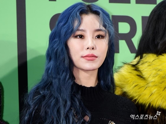 Group MAMAMOO member and solo singer Wheein dismissed Hwasa for 15 years.The group Billy Hargrove (Billlie) and MAMAMOO member Wheein appeared as guests on SBS PowerFM Doosie Escape TV Cultwo Show (hereinafter referred to as TV Cultwo Show).One of the listeners said, Wheein is a Catholic, but it is a week. Wheein explained, The name of the baptism is Gabriela. I was baptized because the Middle school is a Catholic foundation.I like to drink, so my fans give me a lot of liquor gifts, he said. I drink two bottles of soju when I drink alone.Wheein released his first full-length album IN the mood on December 12, and is actively performing with the title song In the mood of the same name.But the original title track wasnt In the Mood. As the albums direction changed, I received a new song. Its not on the albums track list yet, but Ive left it out, he explained.In addition, MAMAMOO member and 15-year-old Hwasa participated in the song 17.In this regard, Wheein said, For me, the regular (album) is meaningful to include my story, so I wanted a meaningful friend to join me.As for Hwasa, Wheein said, When Im with her, I feel like Im going back to my childhood. Im a friend who can open everything. Its fun to play childishly, and were best friends.Wheein, who has experienced stage fright through this activity, said, There was too much pressure to do something well.When I was working with MAMAMOO, I did not do tension because I was with the members. After I started soloing, I got stage fright and shook my whole body. Wheein also confessed about his shy personality, saying, When I break down, I see myself, but its a bit hard until then. Id rather come first. Im a style that I do not approach first.On the occasion of becoming acquainted with Hwasa, Wheein said, Hwasa first dashed at Middle school. There was a time for self introduction, and I introduced myself with a long shawl and hair.He said that Hwasa was against it. He said, Im sitting on the desk and Im asking, Do you want to be friends with me? He said.I did not intend to get acquainted with Hwasa originally. I did not let anyone in the classroom on the first day of admission, but I was singing in front of my locker.So I wanted to be close to him, but he came to me first and asked me to get close to him. Photo: DB, SBS PowerFM