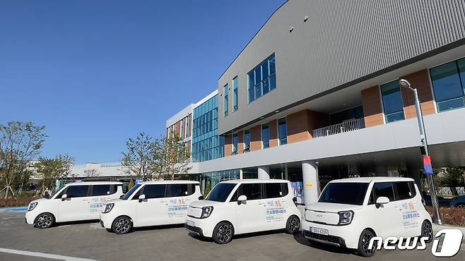 25일 충북 음성군이 음성형 노인 통합돌봄 사업을 추진한다고 밝혔다. 사진은 안심동행 서비스 차량.(음성군 제공)2023.10.25/뉴스1