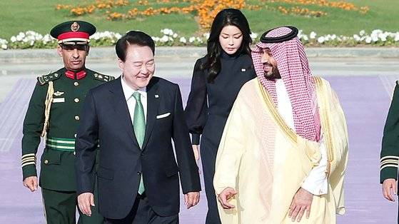 사우디아라비아를 국빈 방문 중인 윤석열 대통령과 부인 김건희 여사가 지난 22일(현지시간) 리야드의 야마마궁에서 열린 공식 환영식에 참석한 뒤 무함마드 빈 살만 빈 압둘아지즈 알 사우드 왕세자 겸 총리와 회담장으로 이동하고 있다. 연합뉴스