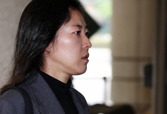 ‘정치권까지 퍼진 마약’ 김예원 전 대표 재판행 - 대마 소지 및 흡연 혐의로 불구속 송치됐던 김예원 전 녹색당 대표가 25일 오전 서울 마포구 서울서부지법에서 열리는 공판기일에 출석하고 있다. 2023.10.25 뉴스1