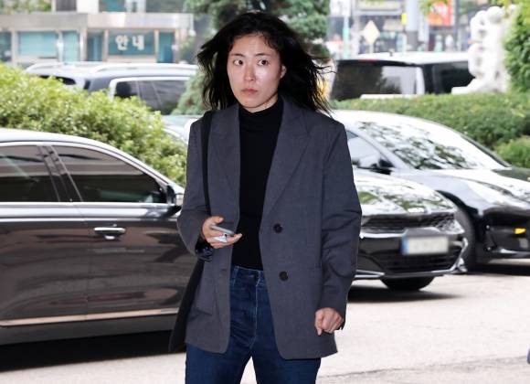김예원 전 대표, 대마 흡연 및 소지 혐의로 재판 - 대마 소지 및 흡연 혐의로 불구속 송치됐던 김예원 전 녹색당 대표가 25일 오전 서울 마포구 서울서부지법에서 열리는 공판기일에 출석하고 있다. 2023.10.25 뉴스1
