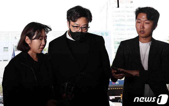 (서울=뉴스1) 김진환 기자 = 업무방해, 전자기록 등 손괴, 사기 및 업무상 배임 등의 혐의를 받는 안성일 더기버스 대표가 24일 오후 피의자 조사를 받기 위해 서울 강남경찰서에 출석하고 있다. 걸그룹 ‘피프티 피프티(FIFTY FIFTY)’의 소속사 어트랙트는 지난 6월 더기버스가 업무 인수인계를 지체하고 업무용 메일 계정을 돌려주는 과정에서 메일을 모두 삭제하는 등 프로젝트 자료를 없앴다며 안 대표 등을 고소했다. 2023.10.24/뉴스1 Copyright (C) 뉴스1. All rights reserved. 무단 전재 및 재배포, AI학습 이용 금지.