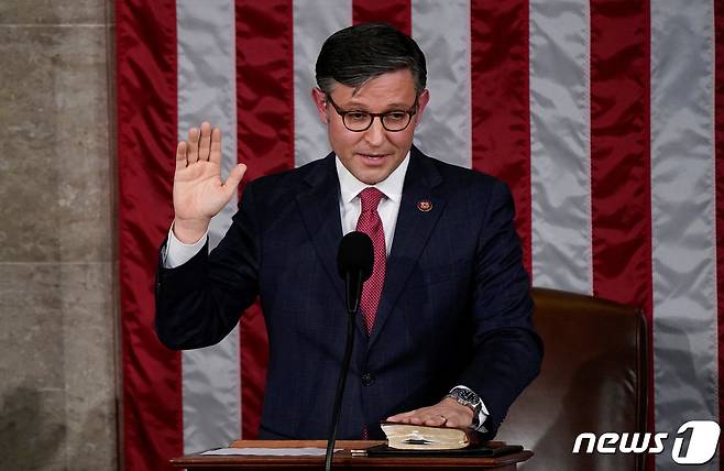 마이크 존슨 신임 하원의장이 25일(현지시간) 미 워싱턴DC 의사당에서 신임 의장으로 선출된 후 취임 선서를 하고 있다. 2023.10.25. ⓒ 로이터=뉴스1 ⓒ News1 김현 특파원
