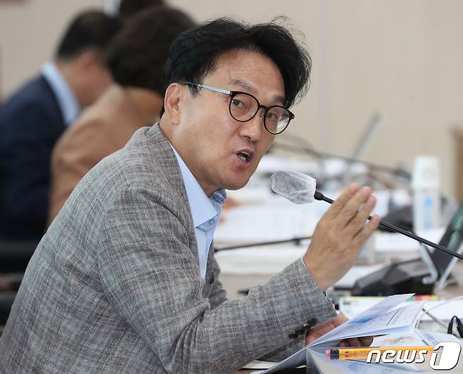 안민석 더불어민주당 의원이 18일 오후 부산 부산진구 부산교육청에서 열린 국회 교육위원회의 부산·울산·경남교육청에 대한 국정감사에서 질의하고 있다. 2023.10.18/뉴스1 ⓒ News1 윤일지 기자