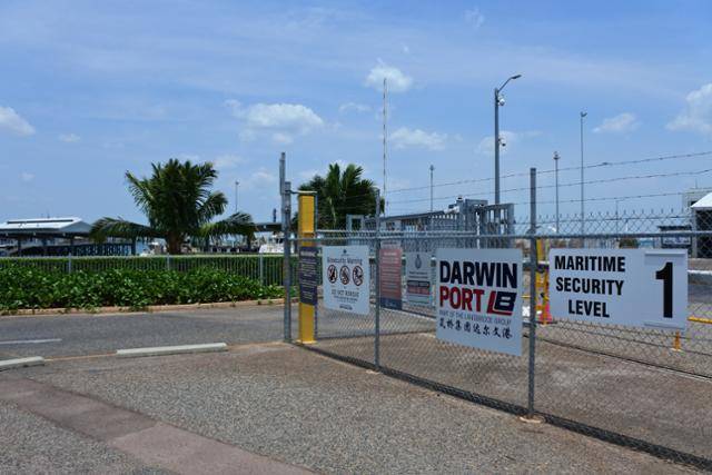 지난 12일 한국일보가 찾은 호주 북부 노던준주의 다윈항. 입구에는 항구를 임차해 운영 중인 펑차오그룹의 이름이 적혀 있고, 내부 출입을 철저히 통제한다는 설명문이 붙어 있다. 다윈(호주)=남상욱 기자