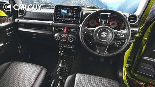 짐니 5도어 콕핏은 기본적으로 3도어와 공통