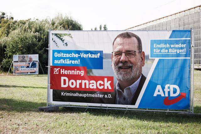 독일 작센안할트 비터펠트 볼펜에서 시장직에 출마하는 헤닝 도르낙(오른쪽) 독일대안당(AfD) 후보 포스터. EPA 연합뉴스