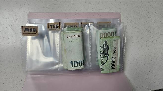 하루 생활비는 3만원. 2만원은 식비 등으로 쓰고, 1만원은 비상금으로 가지고 다녔다. 박지영 기자.