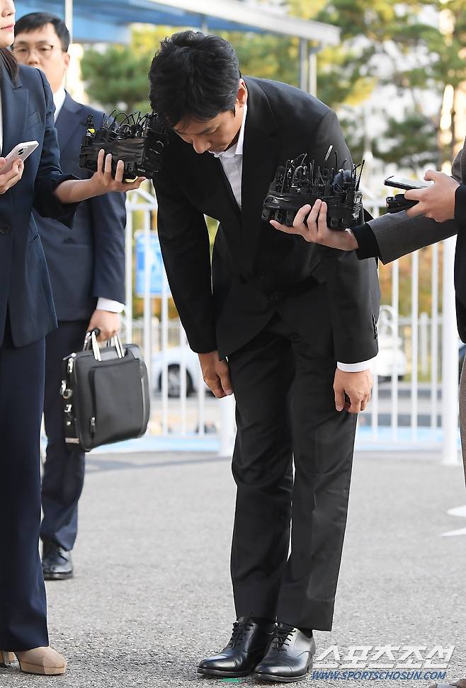 마약 투약 혐의를 받고 있는 배우 이선균이 28일 오후 인천 논현경찰서에 조사를 받기 위해 들어서고 있다. 인천=정재근 기자 cjg@sportschosun.com/2023.10.28/