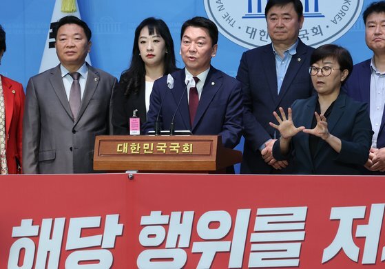 안철수 국민의힘 의원(가운데)이 지난 16일 서울 여의도 국회 소통관에서 이준석 전 대표 제명 촉구 기자회견을 하고 있다. 뉴스1
