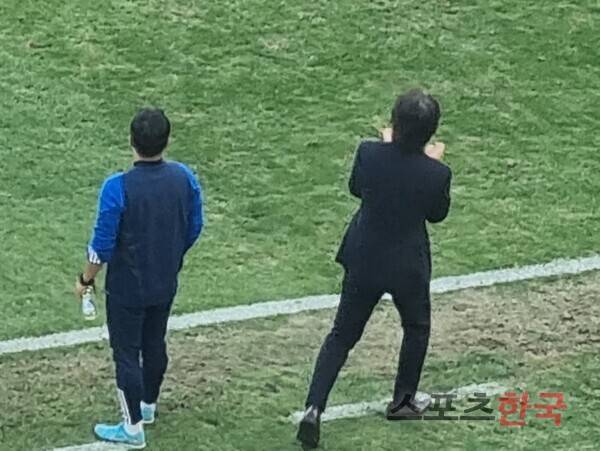 김민혁의 결승골 당시 박수로 화답하는 울산 현대 홍명보 감독. ⓒ스포츠한국 김성수 기자