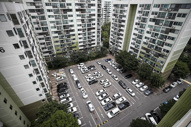2021년 7월 수도권 사회적 거리두기 4단계 시행으로 재택근무가 늘어나면서 서울시내 한 아파트 주차장에 차량들이 주차돼 있는 모습. /뉴시스