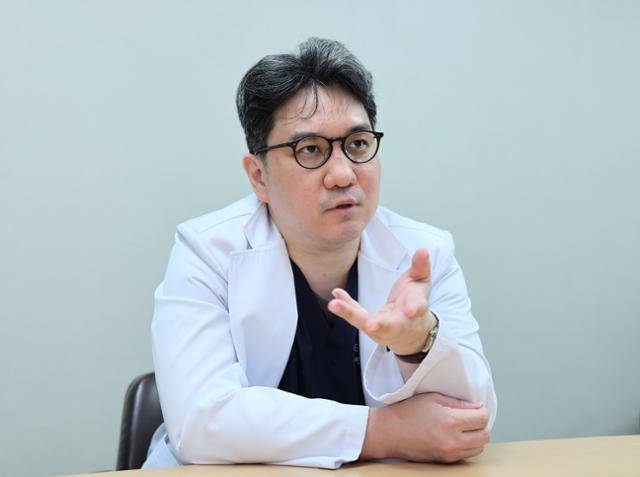 박근영 세브란스병원 신경외과 교수는 “뇌동맥류는 전 인구의 2~3%에게서 발생하는데 터지면 3명 중 2명이 사망하거나 중증 장애로 이어질 수 있지만 70~80% 정도의 환자는 치료하지 않고 추적 관찰만 해도 된다”고 했다. 세브란스병원 제공