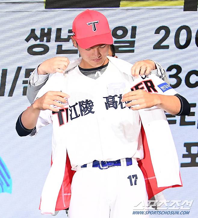 2024 KBO 신인 드래프트가 14일 웨스틴조선호텔 그랜드볼룸에서 열렸다. KIA에 1라운드 지명된 강릉고 조대현이 심재학 단장과 포즈를 취하고 있다. 박재만 기자pjm@sportschosun.com/2023.09.14/