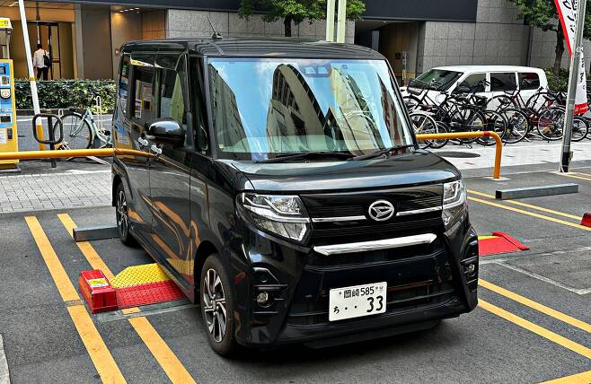 일본의 한 시내 주차장에 세워져 있는 다이하쓰 경차./일본=박진우 기자