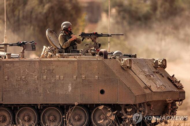 31일(현지시간) 팔레스타인 가자지구 진입한 이스라엘군(IDF) 지상군 탱크 [AFP=연합뉴스]