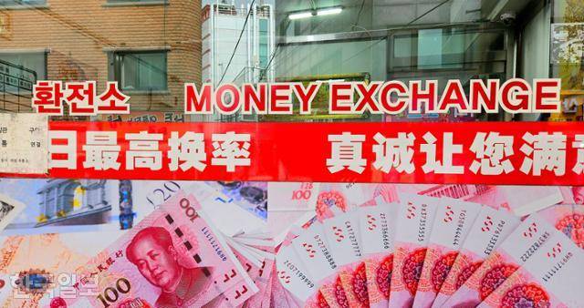 9월 기준 전국 환전소는 1,483개. 대부분이 서울(671곳)과 경기(273곳)에 몰려 있다. 관광객이 자주 찾는 서울 명동이나 신촌·홍대 일대, 외국인 노동자가 많은 경기 안산, 평택 등이 대표적이다. 은행 환전 수수료가 부담인 관광객과 외국인 노동자가 주로 사설 환전소를 이용한다. 조소진 기자