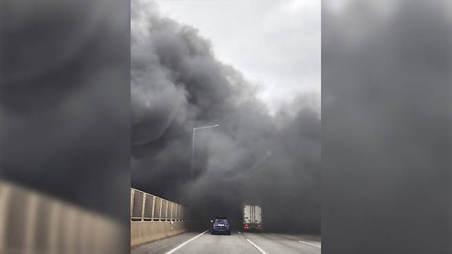 수도권제1순환고속도로 시흥 IC 화재 의심 검은 연기