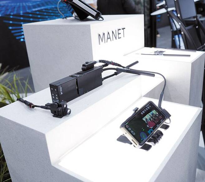 지난 10월 서울 ADEX 2023 전시회에서 공개된 첨단 이동통신 장비 ‘마넷(MANET)’. 외부 기지국 등의 도움 없이 무선 단말기 간 통신이 가능하다. /휴니드테크놀로지스