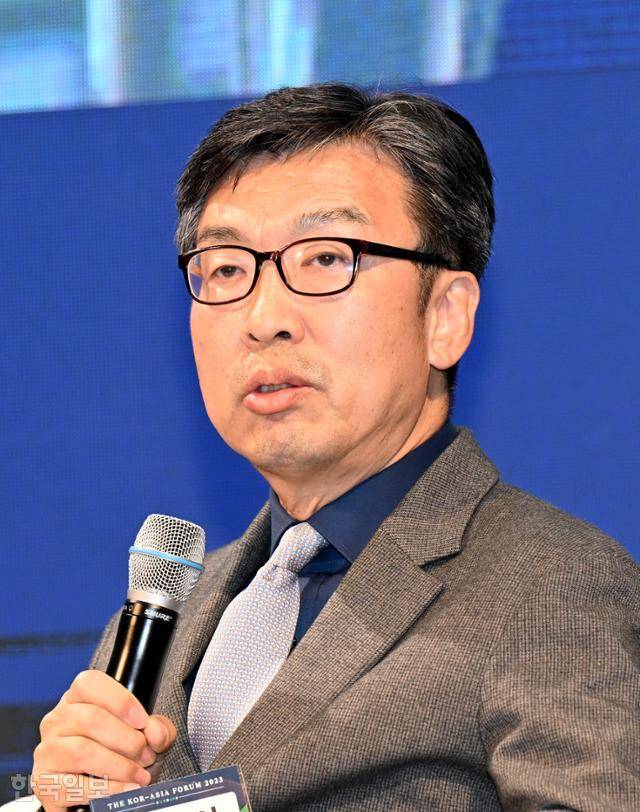 서정인 전 주아세안 대사가 2일 서울 용산구 드래곤시티호텔 한라룸에서 열린 ‘2023 코라시아포럼’에서 '한국의 경제협력 전략: 시장을 넓혀라'를 주제로 대담을 하고 있다. 왕태석 선임기자