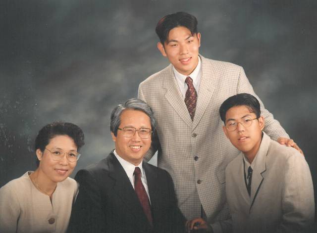 1990년대 초반 촬영한 이동원 목사의 가족사진. 큰아들 이황 목사와 2020년 세상을 떠난 작은아들 고(故)이범 집사, 이 목사, 우명자 사모(위로부터 시계 방향).