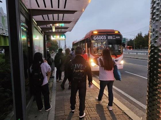 2일 오전 6시48분 김포시 통진읍 마송리 한 버스장류장에서 시민들이 버스에 탑승하고 있다. 지하철 2호선 당산역이 종착역인 G6003 버스는 배차간격이 보통 20~30분이다. 심석용 기자