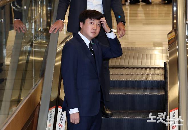 이준석 전 국민의힘 대표가 16일 윤석열 대통령 부친 윤기중 연세대 명예교수의 빈소가 마련된 서울 서대문구 세브란스병원 장례식장을 찾아 조문하기 위해 이동하고 있다. 사진공동취재단