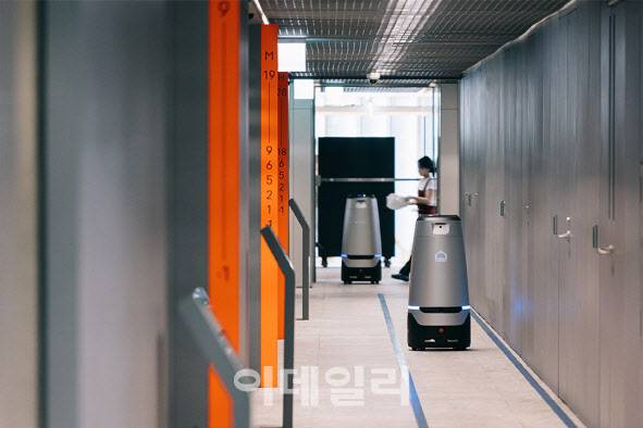 포장 음식이 담겼다는 표시등을 켠 채 배달 중인 ‘루키’(사진=네이버)