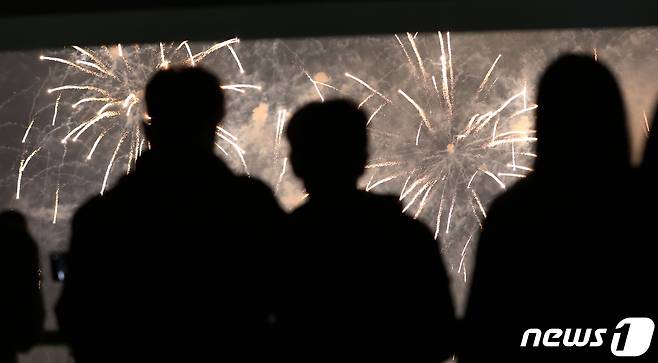 4일 오후 부산 수영구 광안리해수욕장 일대에서 관람객들이 '제18회 부산불꽃축제'를 즐기고 있다. 2023.11.4/뉴스1 ⓒ News1 윤일지 기자