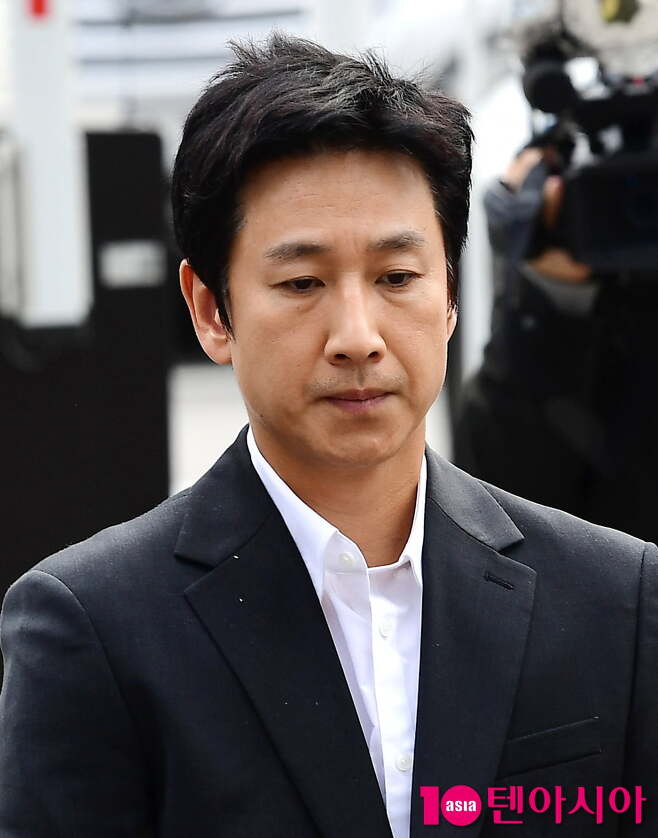 Actor Lee Sun Gyun (48), who is accused of Drug Oral administration, was reported to have been deceived by the director of the entertainment establishment and made a right to silence that he did not know it was Drug and Oral administration.According to the legal circles on the 5th, Lee Sun Gyun, who is accused of Hemp and psychotropic charges under the Drug Management Act, said in the second recall investigation received from the IncheonPolice Drug Crime Susa system the previous afternoon, I was deceived by A (29 and female) I did right to silence.Mr. A deceived me and gave me something, he said. I did not know it was Drug.Lee Sun Gyuns claim is seen as a right to silence, which virtually acknowledges the Drug Oral administration charge but denies intent.Police said they plan to further confirm whether Lees right to silence, I was deceived by Mr. A, is credible.In addition, based on Lees other right to silence secured in the second survey the day before, Susa will be reinforced and will demand a third attendance soon.Currently, there are 10 people in total, including Lee and singer G-Dragon (35 and real name Kwon Ji-yong), who are under investigation by the Incheon Police Agency for Drug Oral administration.A police official said, Lee Sun Gyun has been sincerely investigated, but said, Lee Sun Gyuns allegations can not be revealed as a specific Susa matter.Earlier, he was investigated for three hours the day before, and told reporters, I sincerely told the truth about various questions, but did not disclose specific rights to silence.A worked at an entertainment establishment in Gangnam, Seoul, and became acquainted with celebrities such as Lee, a so-called membership room salon that mainly targets high-income earners.He is also accused of delivering Drugs supplied by his current physician to Lee and Kwon, and Lee Sun Gyun also provided Jasins house as a Drug Oral administration site.A has been identified as a six-year-old drug, including Drug Oral administration, and a large amount of psychotropic medicines have been found in simple tests before being arrested.Lee Sun Gyun accused Mr. A and Mr. B, an unidentified person, of blackmail, blackmail  ⁇  Cinémix Par Chloé in connection with this case and tore up 350 million won last month when Jasins Drug Oral administration allegations were raised.However, Mr. A said, I was also blackmail  ⁇  Cinémix Par Chloé through social networking services (SNS) from Mr. B who doubted the relationship between me and Lee Sun Gyun. I do not know exactly who Blackmail  ⁇  Cinémix Par Chloé is.On the other hand, Lee Sun Gyun recently received a negative judgment from the National Science Susa Research Institute, which conducted a simple reagent test using urine and collected hair.