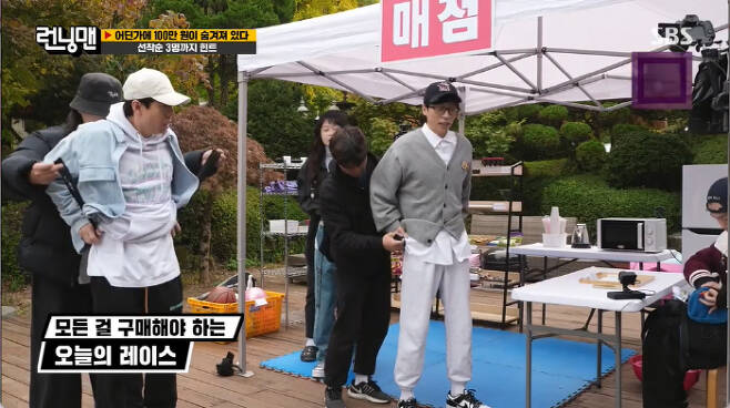 Yoo Jae-Suk directly mentioned the Running Man disjoint of Jeon So-min.In SBS Running Man broadcasted on the 5th, all the expenses enjoyed during the day from meals to play were accumulated in debt, and the race was to be exempted from debt by penalty by amount.In the first mission to cover the first three people on the day, Jeon So-min arrived first. Jeon So-min started looking for a million won hidden somewhere as soon as he arrived.Yoo Jae-Suk, who arrived afterwards, said, What do you want to disjoint? Jeon So-min said, Why do not you pretend you do not know?Yoo Jae-Suk said, No, its not that youre disjointing.In a full-fledged race, Jeon So-min asked Yoo Jae-suk, I have never won a million won prize. Please push me.Jeon So-min has never won a single championship twice in six years of shooting Running Man and has never received a lot of merchandise.Yang Se-chan found Envelope, which cost 1 million won, and the members gathered around him. Yoo Jae-Suk took Envelope and wrote down his name and became the main character of 1 million won.Yoo Jae-suk looked for Ji Suk-jin, who had not arrived yet, and joked, Disjoint is So Min is doing next week, why did you disjoint?Haha lamented, Who are you kidding now? Yoo Jae-Suk was upset that Jeon So-min is too empty because Im out.In the words of Yoo Jae-Suk, Im already late, I got an article, Ji Suk-jin said, Its not too late now.Yoo Jae-Suk teased Jeon So-min, who disjoints in the fixed program, saying, But the real So Min needs a million won. I do not have money anymore. Haha said, Promise.You can not ask me to borrow money now. Jeon So-min said, Ill ask you to borrow it rather than ask you to borrow it. Yoo Jae-Suk said, But you can do it. I can do it.Jeon So-min, a mission to match the vinegar level from horseradish, laughed, saying, Is not this a foot smell? Members performed a mission to cancel the debt of two people named in the debt envelope.In the prize money location hint acquisition mission, Ranahi pillow fight was the winner. Everyone thought Kim Jong-kook would win, but Yoo Jae-suk won the championship.