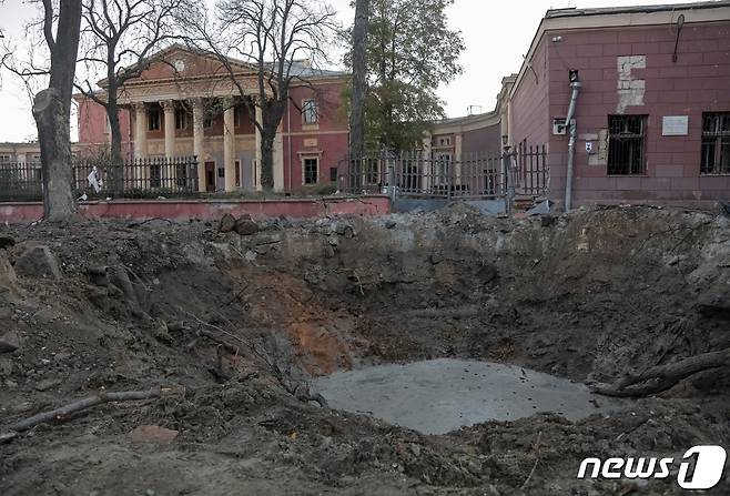6일(현지시간) 우크라이나 남부 항구도시 오데사 소재 국립 미술관이 전날 러시아군 무인기(드론) 공습 여파로 창문과 외벽이 손상되고 인근에 큰 구멍이 난 모습이다. 2023.11.6. ⓒ 로이터=뉴스1 ⓒ News1 김성식 기자