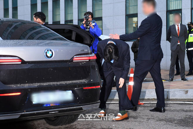 G-Dragon (real name Kwon Ji-yong), a singer suspected of Drug Oral administration, stressed that the Susa agency should quickly complete the precision inspection.Police finished G-Dragon in four hours on charges of violating the law on drug management at Nonhyeon Police Station in Incheon on the 6th.G-Dragon, who was in front of the reporters, actively responded to the survey and answered the facts with the statements required for the survey.I do not think it should be changed, but I do not think it should be changed. I should come if I call it  ⁇   ⁇   ⁇ , but Police did not provide any evidence separately.G-Dragon showed up at Incheon Nonhyeon Police Station to receive the survey around 1:30 pm.He showed off his unique stretching in front of dozens of reporters wearing neat black hair and suits.G-Dragon, who showed up in front of the reporters at 90 degrees to the police station in charge, relaxed as if he was stiff, swept his back and stretched his head.Some people complained that they were overly relaxed.G-Dragon is voiced in the  ⁇  Drug Simple Inspection  ⁇   ⁇   ⁇   ⁇   ⁇   ⁇   ⁇  Precision Inspection is also urgently requested, Susa agency should quickly and accurately express the results quickly.I submitted my hair and urine, but I did not submit my cell phone. Simple reagent Inspection generally ends in about an hour. Police predicted an hour survey on the day, but the survey time has increased to four hours.G-Dragon then laughed and said that the joke was Goyo ⁇ , which was a mild attitude that was not appropriate in the context of the unsavory Drug case, even if he pleaded not guilty.G-Dragon said that the Survey situation itself did not know what was happening to each other, and it is up to the Police to decide whether the statement is helpful to Susa.I do not know the details yet, but what I want is that the precision inspection is finished quickly.I dont think G-Dragon is a Herd Survey of  ⁇ Police.There is no personal grudge on the part of the police, and they believe that they have done what they have to do because of their profession, and they are also here to prove that they are not related to the allegations.I do not think Herd, but I would like you to Herd in a good way, and I would not want you to Herd about other unconfirmed things. G-Dragon, who finished the interview with reporters, said Herd to the artist who finished the stage before getting in the car. I usually say a 90-degree greeting, as if to remind me of the performance.At 5 pm after the survey, Zhu Min and the students gathered in large numbers, and despite the sudden cold weather, Zhu Min, including students from nearby schools, were seated.Also, inside the building, other employees showed one per window and showed great interest in the case.