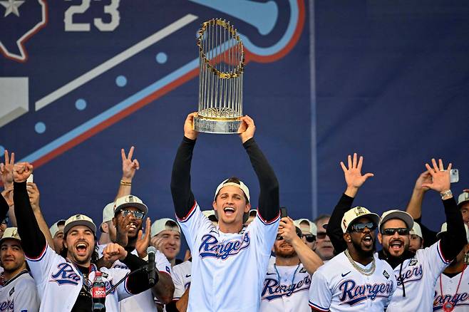 텍사스 레인저스 코리 시거가 지난 4일(한국시각) 글로브라이프필드에서 열린 월드시리즈 우승 행사에서 트로피를 들고 환호하고 있다. USATODAY연합뉴스