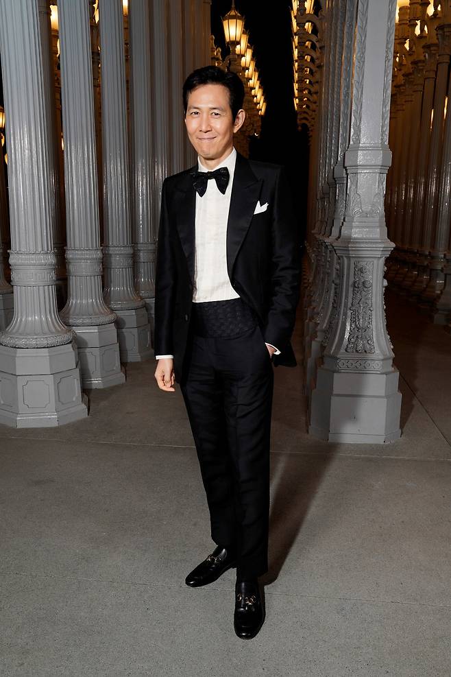 Actor Lee Jung-jae and Im Se-ryung target group Vice Chairman attended United States of America Lakma (LACMA) Gala Rizzatto Event accompanied byLee Jung-jae and Im Se-ryung attended the 2023 Lakma Ath+ Film Gala Rizzatto Event held at the Los Angeles County Museum of Art (Lakma, LACMA) in the United States of America on the 4th (local time).This event is a representative cultural event sponsored by Italian luxury brand Gucci, and global ambassadors Lee Jung-jae and Im Se-ryung have been attending for several years.Lee Jung-jae wore a pointy tuxedo with a bow tie, while Im Se-ryung Vice Chairman added glamour with a clutch in an elegant black off-the-shoulder dress; two in chic black couplets.Lee Jung-jae wrapped Im Se-ryungs waist and made a friendly touch.In addition to Lee Jung-jae Im Se-ryung couples, not only domestic stars such as Yoo Tae-oh and Su-ju, but also Gala Rizzatto co-chairs Eva Chow and Leonardo DiCaprio, award-winning Judy Baka and David Fincher, Abby Lee, Andrew Garfield, Ben Affleck, Billy Eilish and Brad Pitt.Lee Jung-jae and Im Se-ryung Vice Chairman have been dating for nine years after acknowledging their fellowship in 2015. They have been attending various events together with strong affection.In July, he attended a luncheon meeting with Gerald Guiot, the third daughter-in-law of Louis Vuitton Moe Hennessy (LVMH) general president and founder of fashion brand DESTREE, and Lee Bu-jin, president of Hotel Shilla.In addition, Im Se-ryung Vice Chairman attended Lee Jung-jae in May last year when he was invited to the 75th Cannes Film Festival as his first commercial film director Hunt.In September of the same year, when Lee Jung-jae won Asias first Emmy Award for Best Actor for his Netflix original Squid Game, Im Se-ryung Vice Chairman was also seen applauding with a bright smile and truly celebrating.The two have shown unwavering affection by stepping on the Emmy Award red carpet together. The two, who have been meeting for a long time, share their daily life and joy together for nine years and show a strong affection.Meanwhile, LACMA Ath + Film Gala Rizzatto has selected world-renowned artists to highlight their achievements, and this year, visual artist Judy Baca and film director and producer David Fincher were honored.