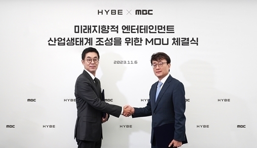 박지원(왼쪽) 하이브 CEO, 안형준 MBC 사장 / 하이브
