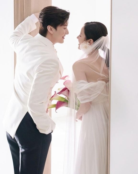 Photos of Thunder (real name Park Sang-hyun and 33) from the group MBLAQ and Mimi (real name Jung Mimi and 30) from the group Gugudan, who are about to get married next year, have been released.On Thursday, Mimi shared a Wedding dress photo of her happy time with Thunder, along with several pictographs.Thunder and Mimi, each dressed in a tuxedo and wedding dress, exude a lovely atmosphere, smiling brightly at each other and smiling with their eyes closed.Singer Sandara Park (real name Park Sandara and 38), sister of Thunder and Mimis prospective sister, commented, Both are so pretty.Thunder and Mimi announced their devotion through KBS 2TV Second House 2 in July. At that time, the two men confessed that they were in a long-term relationship and received many congratulations.Thunder made his debut with MBLAQ in 2009, and Mimi entered the music industry as Gugudan in 2016, before turning to acting after the breakup of the team.