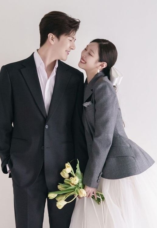 Photos of Thunder (real name Park Sang-hyun and 33) from the group MBLAQ and Mimi (real name Jung Mimi and 30) from the group Gugudan, who are about to get married next year, have been released.On Thursday, Mimi shared a Wedding dress photo of her happy time with Thunder, along with several pictographs.Thunder and Mimi, each dressed in a tuxedo and wedding dress, exude a lovely atmosphere, smiling brightly at each other and smiling with their eyes closed.Singer Sandara Park (real name Park Sandara and 38), sister of Thunder and Mimis prospective sister, commented, Both are so pretty.Thunder and Mimi announced their devotion through KBS 2TV Second House 2 in July. At that time, the two men confessed that they were in a long-term relationship and received many congratulations.Thunder made his debut with MBLAQ in 2009, and Mimi entered the music industry as Gugudan in 2016, before turning to acting after the breakup of the team.