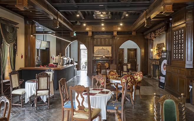 극중 ‘글로리 호텔 가배정’은 영업중이다.