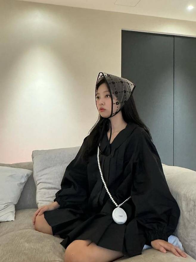 Jennie Kim of the group BLACKPINK has unveiled a cute look with Get Out Your Handkerchiefs.Jennie Kim released several photos on her social networking service (SNS) channel on Thursday.In another photo, the hand is on the chin, creating a more cute atmosphere.The netizens who saw this were very cute (Jennie Kim nickname),  ⁇  Jennie Kim I wanted to see a lot  ⁇   ⁇   ⁇ ,  ⁇   ⁇  Where did you get such a cute thing  ⁇   ⁇ .Meanwhile, Jennie Kims  ⁇ You & Me ⁇  ranked 39th on the UK Official Singles Chart and 13th on the worlds largest music streaming platform Sporty Daily Top Song Global Chart.
