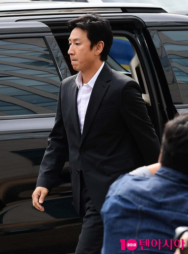 A lawyer has expressed doubts about actor Lee Sun Gyun, 48, who faces drug charges.On the 6th, lawyer Kim Kwang-sam said through YTN News Live, Drug Oral administration is a deliberate act.I know that it is a Drug, and I have to inhale it, and I have to inhale it. I did not intend to do Drug Oral administration, but a third party intentionally took the Drug into the water.I did not know it was hemp, but if you smoked hemp, then there is no willfulness, and it is not sin because you are against your will. It is impossible to punish Lee Sun Gyun because it is said that Lee Sun Gyun is not able to punish Lee Sun Gyun if he says that he is the only one who is the only one who is the only one who is the only one who is the only one who is the only one who is the only one who is the only one who is the only one who is the only one who is the only one who is the only one who is the only one who is the only one who is the only one who is the only one who is the only one who is the only one who is the only one who is the only one who is the only one who is the only one who is the only one who is the only one. I gave it to you.If I had to do Oral administration against my will without doing Oral administration, I had to report it to the police.I did not know it was a drug, but if you do Blackmail  ⁇  Cinémix Par Chloé based on this, you should not pay money. However, Kim said, I am a very famous entertainer in my opinion, so I do not know if I did it to finish it anyway because I could get a fatal blow just by doing it myself, but in principle, I had to ask the police for help. I am not intentional, Drug is an Oral administration, and punish this woman.There is a part that I do not understand a little bit in that part, he added.Kim said that Lee Sun Gyuns response strategy is not to ask for a proposal, but to say that there is no guilt. Lee Sun Gyun said that it is important whether it will be willfulness to come out through mobile phone forensics.Kim said, It is important that the contents of the drug deal related to Drug Oral administration are important, but the police say that there is a meaningful content. Lee Sun Gyun will be punished if it comes out to support the womans statement (Lee Sun Gyun intentionally made Drug Oral administration) He said.On the other hand, there are many public views on the police reporting part pointed out by Kim.Some agree, Yes, if it did, it would not have come to this situation. Another opinion is, Lee Sun Gyun would not have been easy to report.I think it is more likely that the fact will be known to the outside world just by reporting it. Lee Sun Gyun sued A (29 years old and arrested) of Gangnam entertainment establishment on charges of blackmail, and the case is ongoing.
