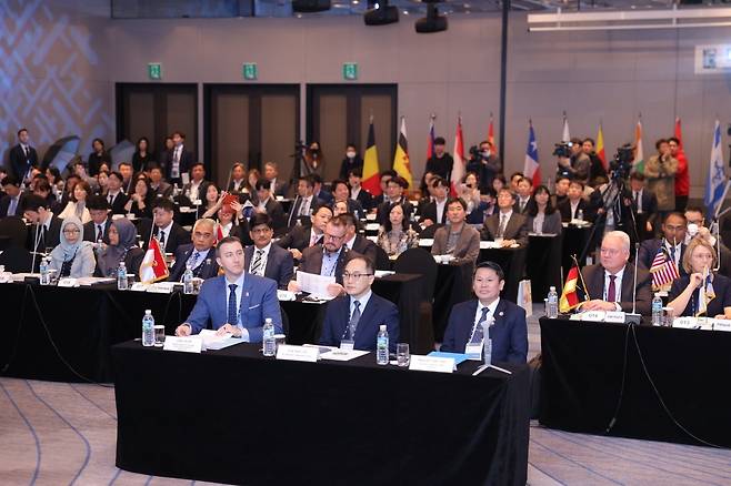 대검찰청은 7일 부산에서 '제30차 마약류퇴치 국제협력회의'(아드로미코, ADLOMICO) 개최했다고 밝혔다. 이원석 검찰총장(사진 앞줄 가운데) 개회사에서 국제사회의 협력과 결속을 강조했다.(대검찰청 제공)