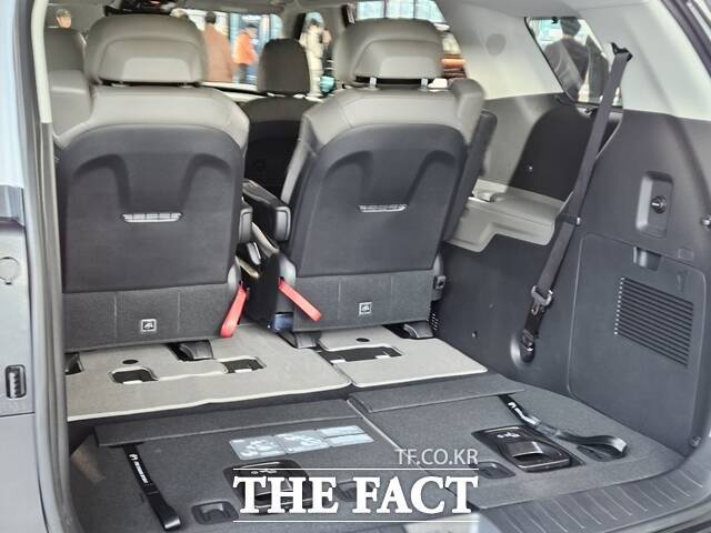 '더 뉴 카니발' 7인승의 트렁크 공간. 3열은 완전히 접히는 '풀폴딩'을 지원하지만 2열은 제한적으로만 움직인다. /김태환 기자
